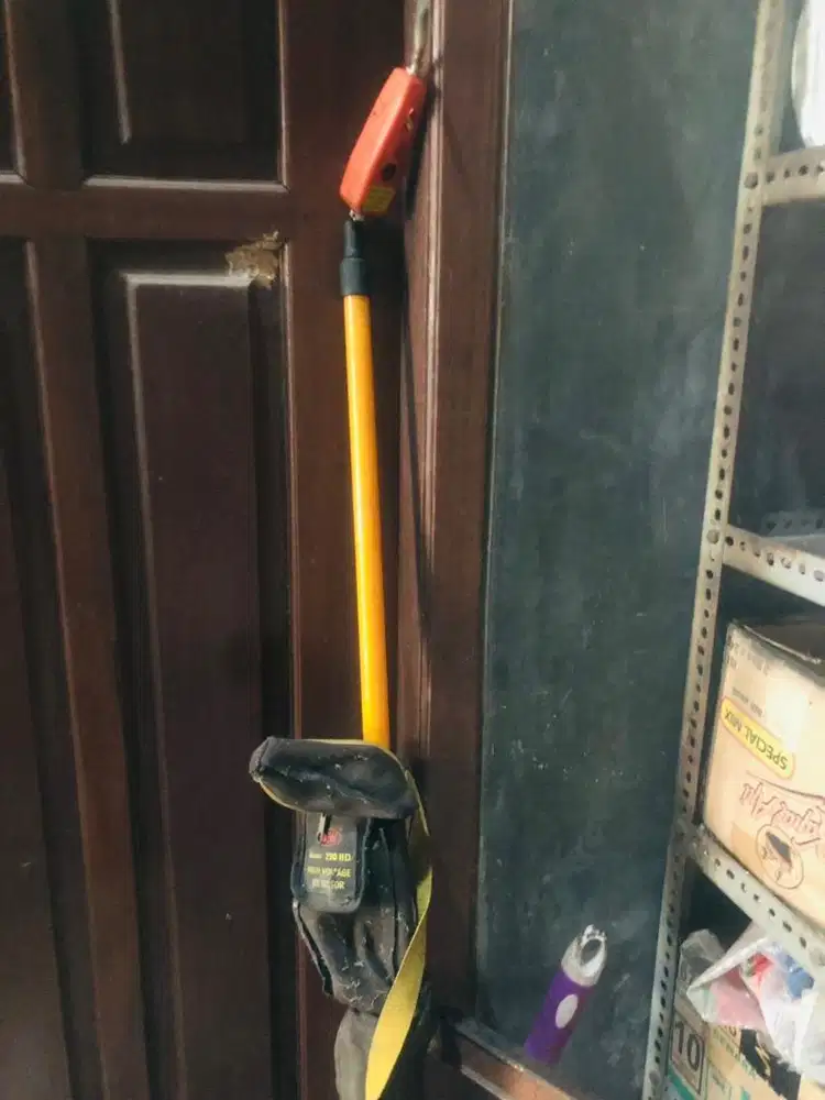 High voltage detector