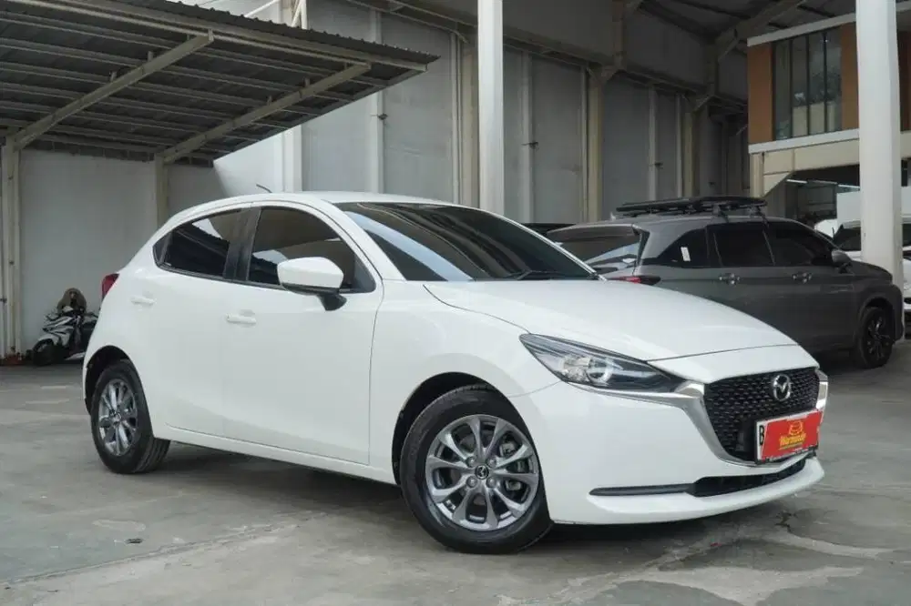 Mazda 2 R Skyactive Matic Tahun 2020 Putih AT DP minim Low KM