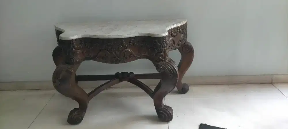 Meja ukir marmer tua