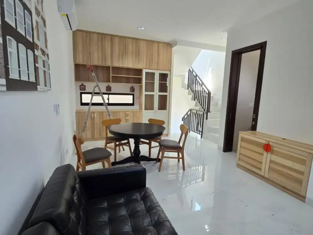 Disewakan Rumah Golf Island PIK, Uk. 5x12,5, 3 Lantai, Furnished, Harga : Rp 200 Juta/Thn