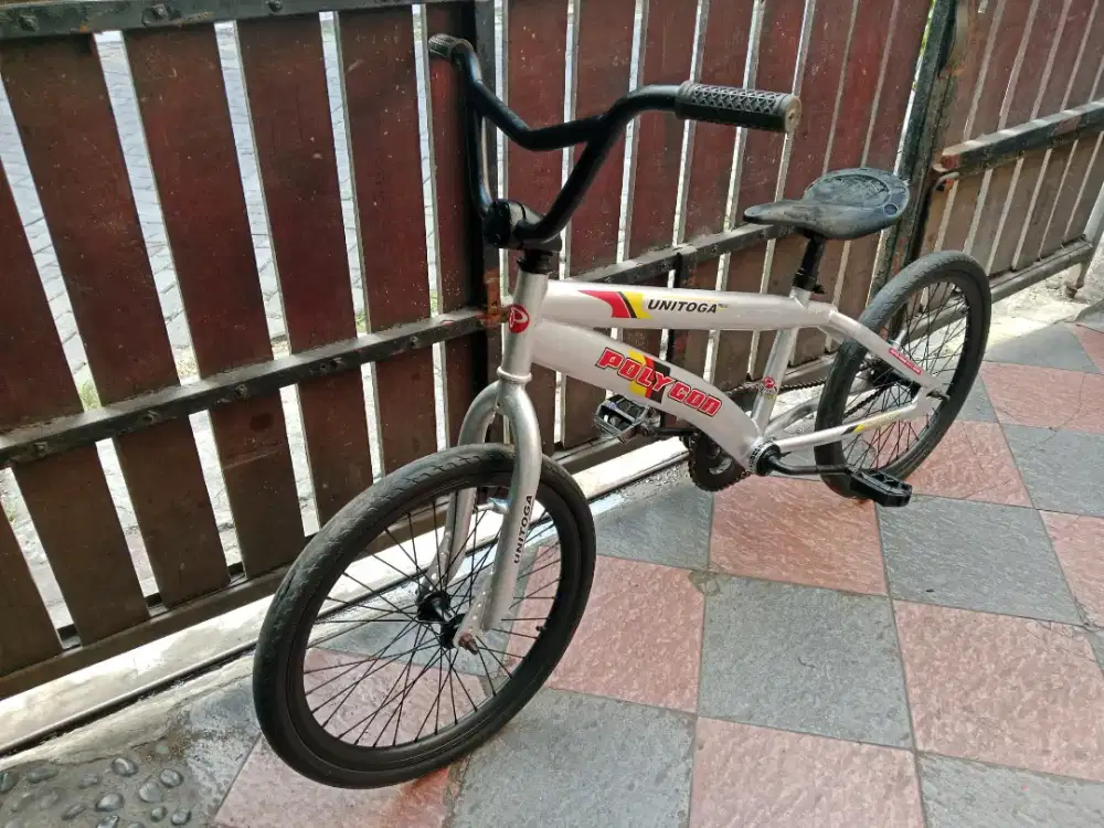 Sepeda bmx warna silver