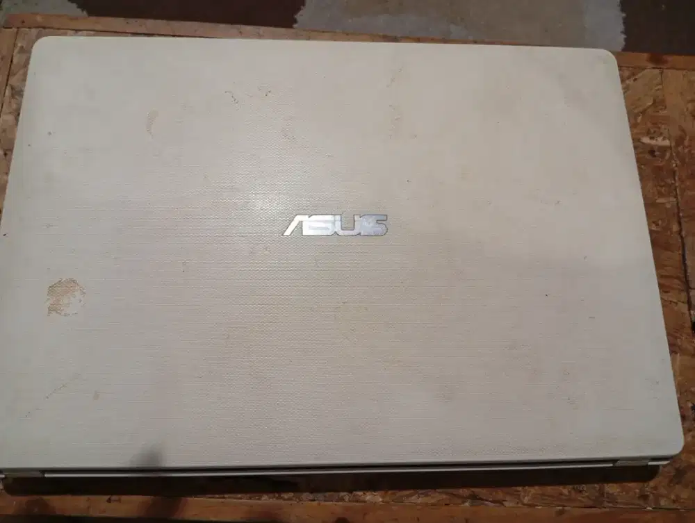 Laptop bekas pakai anak sekolah merk ASUS