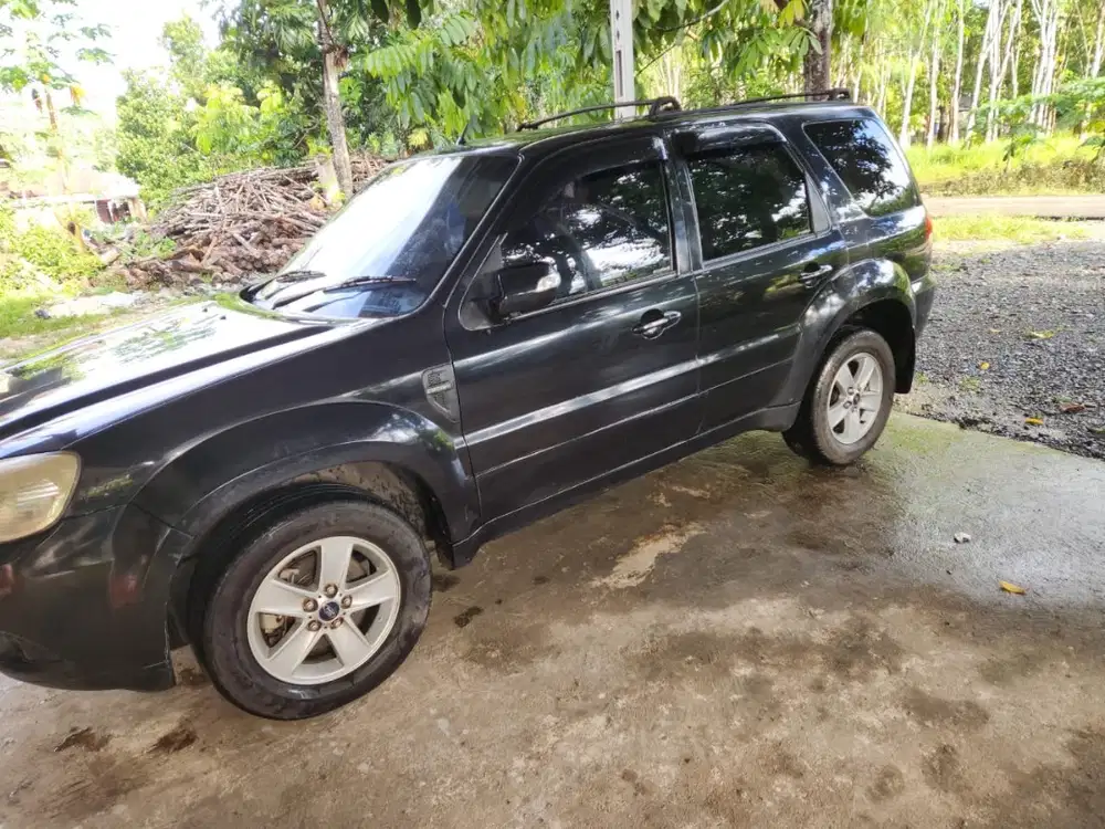 FORD ESCAPE XLT 2010 (BEKAS PEMAKAIAN PRIBADI)
