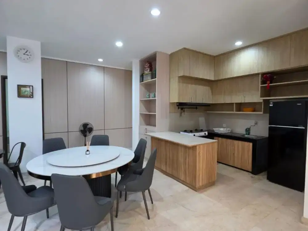 Disewakan Rumah Golf Island PIK, Uk. 8x20, 2 Lantai, Fully Furnished, Harga : Rp 500 Juta/Thn Nego