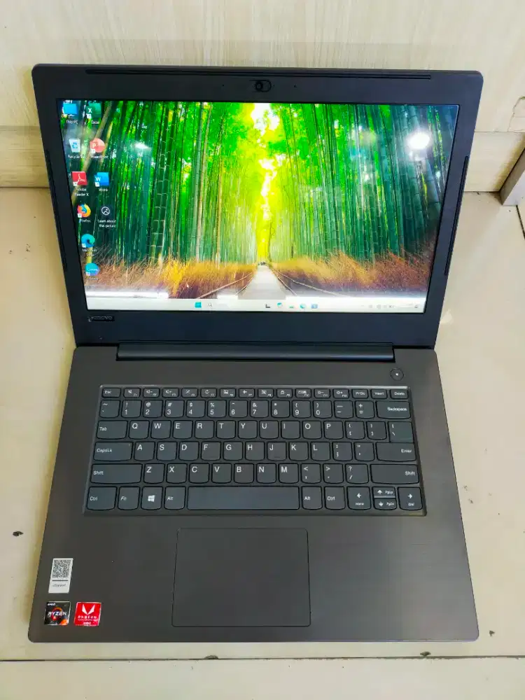 Dijual laptop Lenovo AMD RYZEN 3 RAM 8GB SSD 256GB VGA Vega Gfx Radeon
