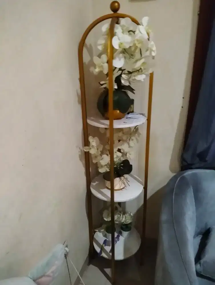 Rak pajangan beserta bunga2y semua