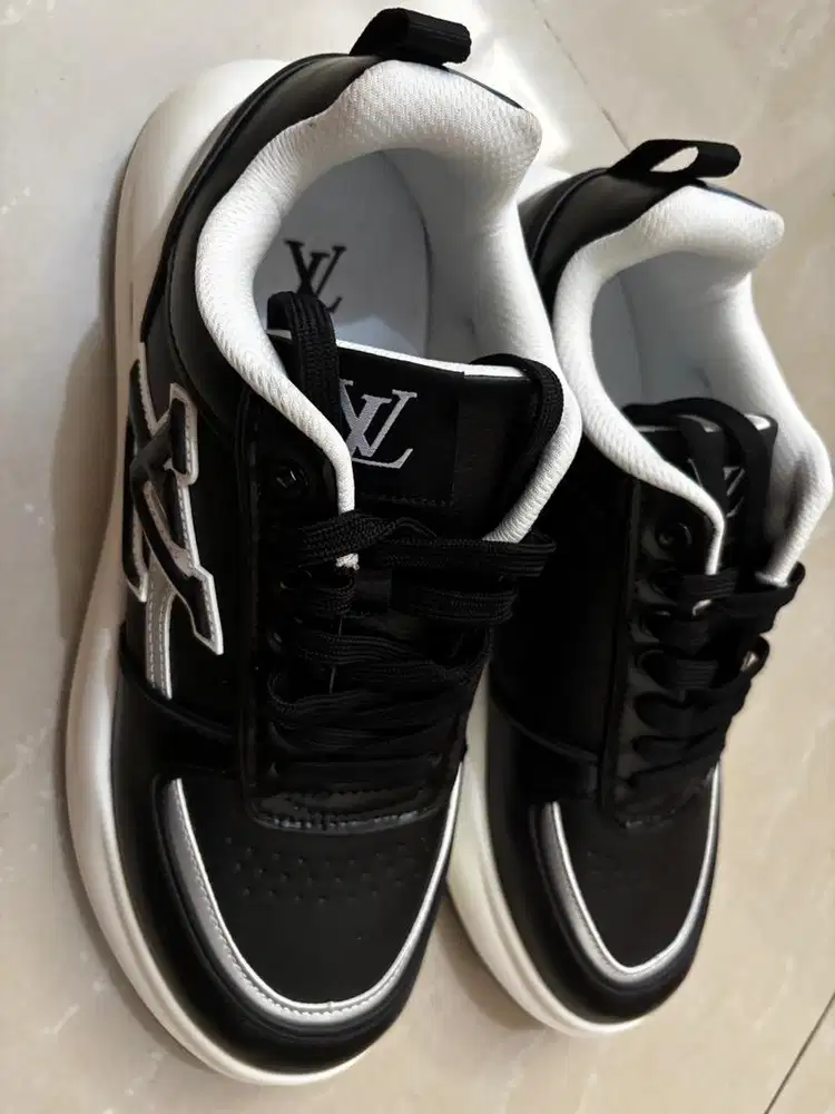 Sepatu casual LV