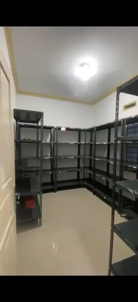 Rak besi bekas atau etalase besi bekas