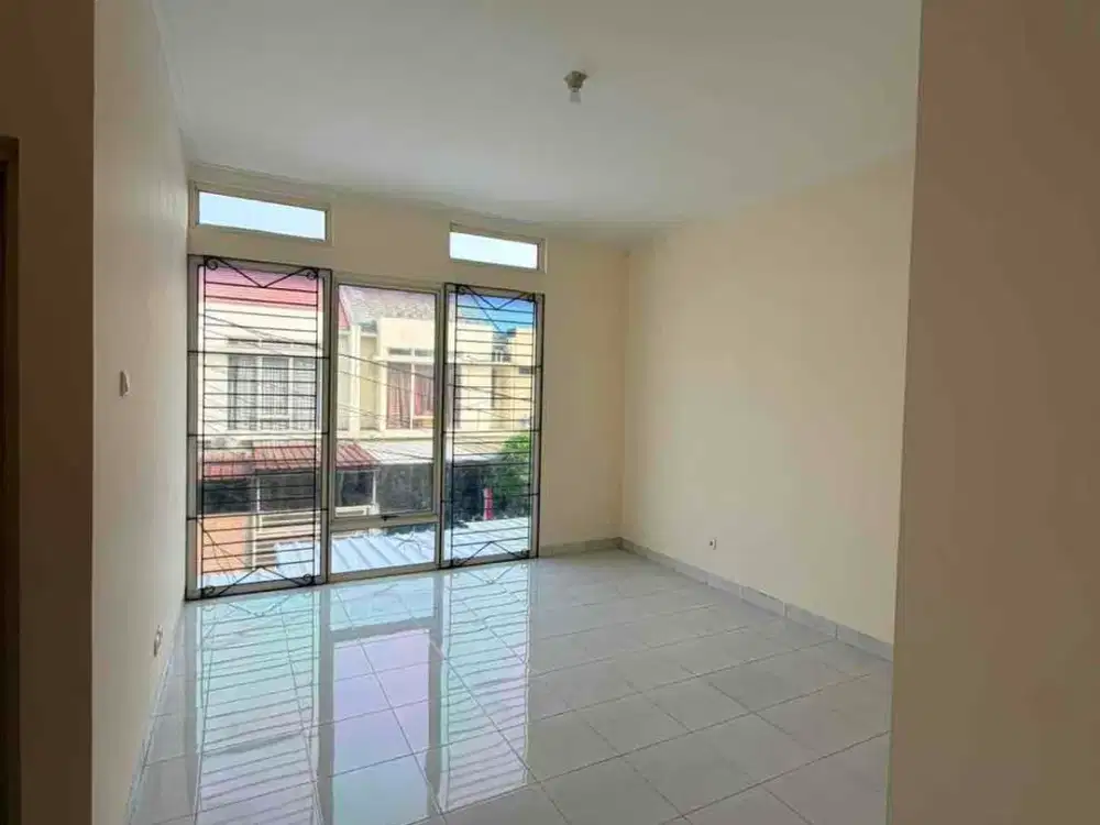 Disewakan Rumah 2 Lantai Sudah  Renovasi Ada Kitchen Set di Taman Semanan Indah - Jakarta Barat