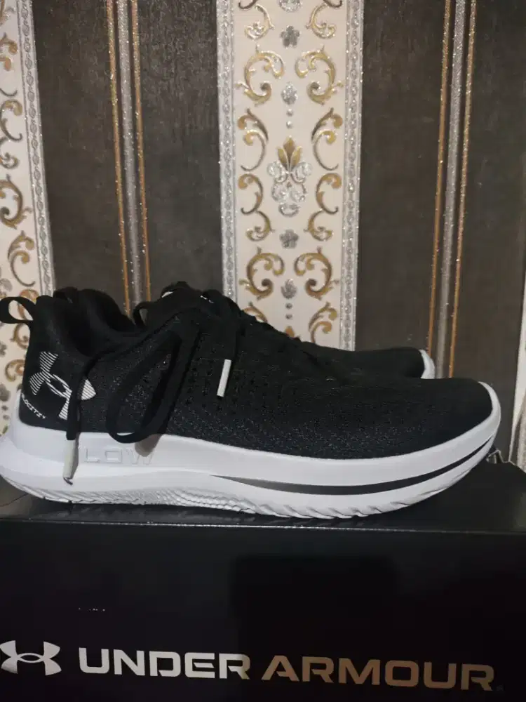UNDER ARMOUR VELOCITI 4