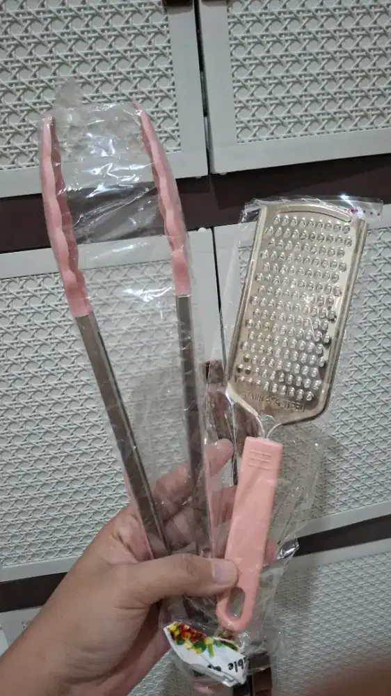 Paket Parutan Keju Stainless dan Capit Silikon Tebal Food Grade