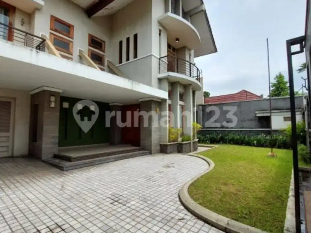 Rumah Modern Tengah Kota Dekat Daerah Komersial Serengan Solo