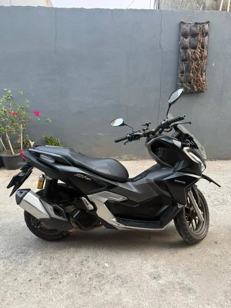 Honda ADV 160 ABS Matte Black 2024 – Tangan 1, KM Low, Pajak Hidup