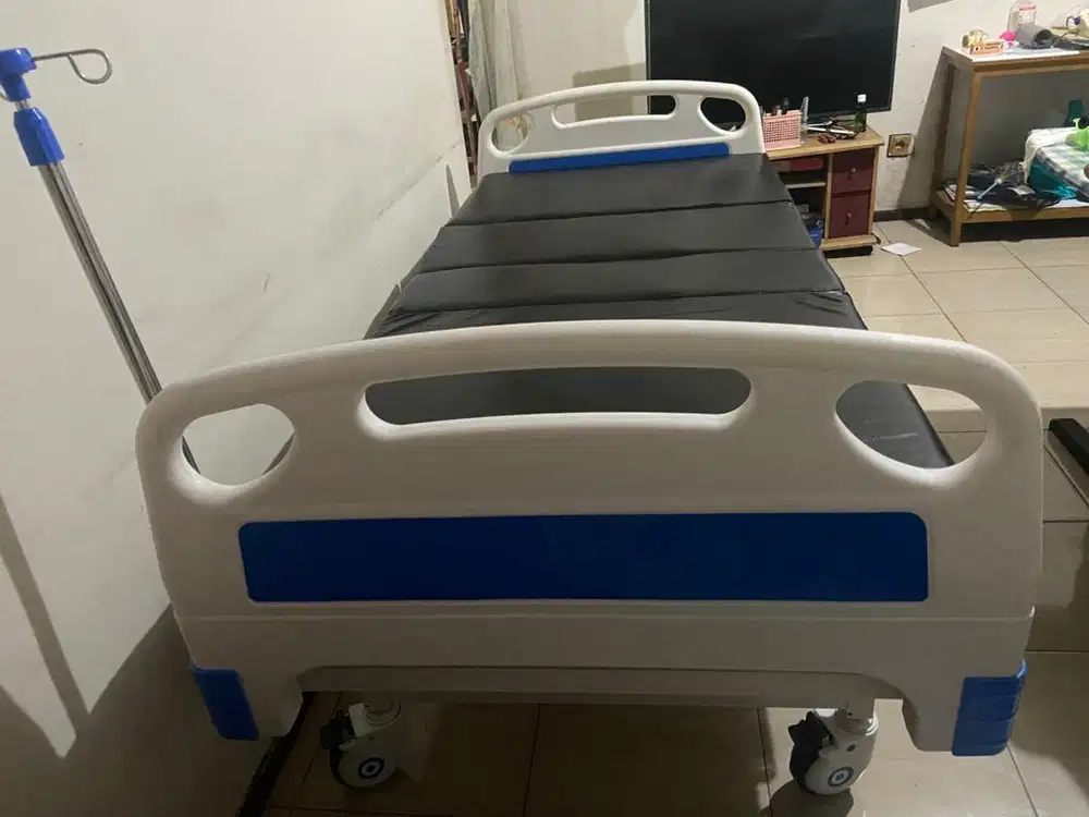 Ranjang pasien merk Sella. Bekas pakai tapi seperti baru
