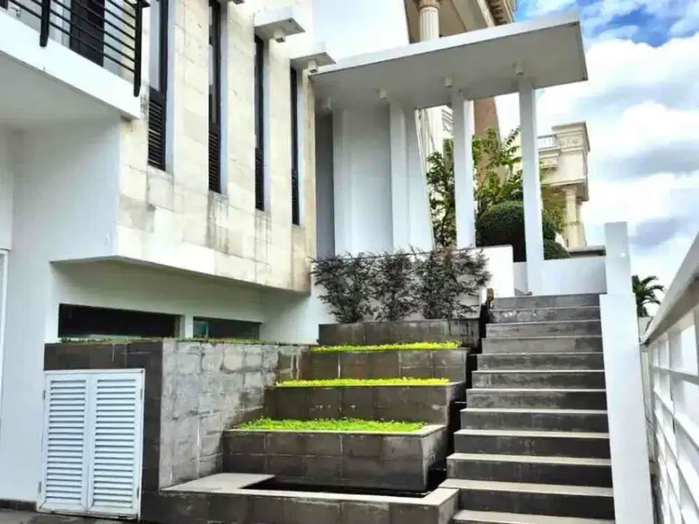 Di jual rumah luas 300 m2 5 kamar tidur 12x25 ada kolam dekat mkg dan moi di bukit gading Mediterania Kelapa Gading Jakarta Utara