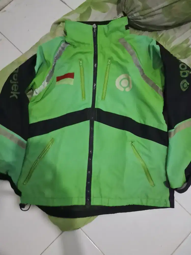 1 jaket hijau dan 1 helm oren