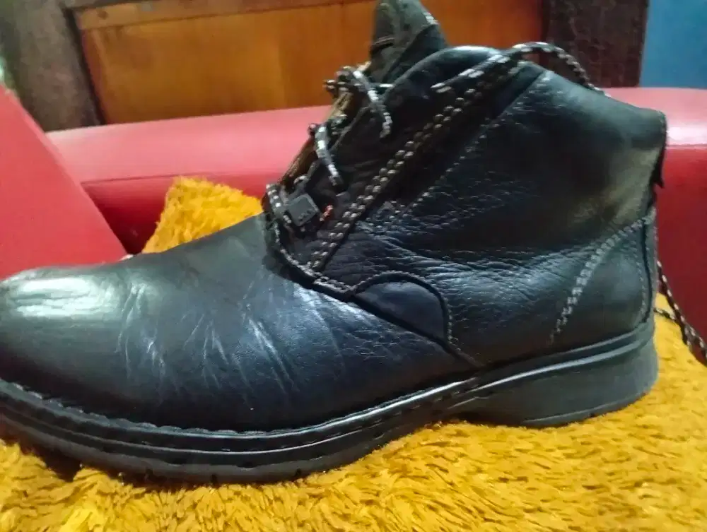 Sepatu hitam kulit