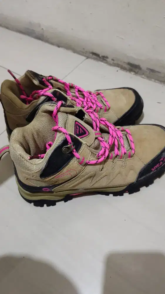 Dijual sepatu gunung wanita
