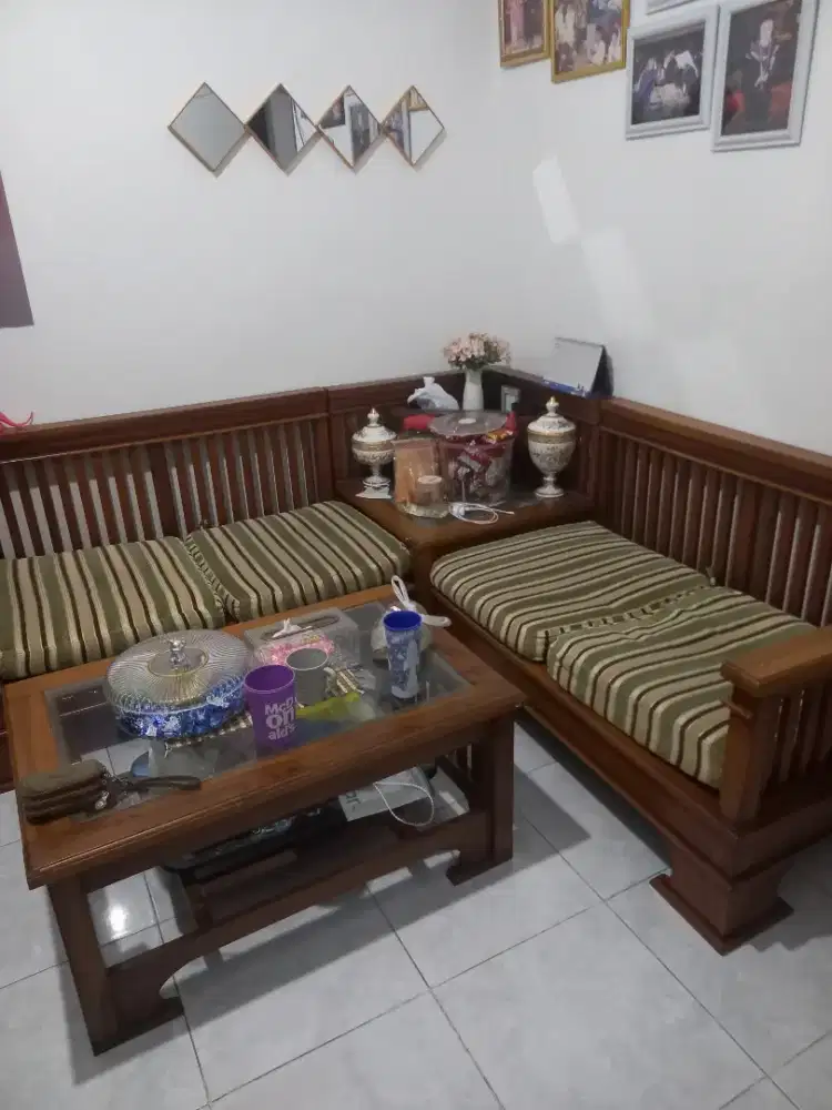 Meja kursi tamu