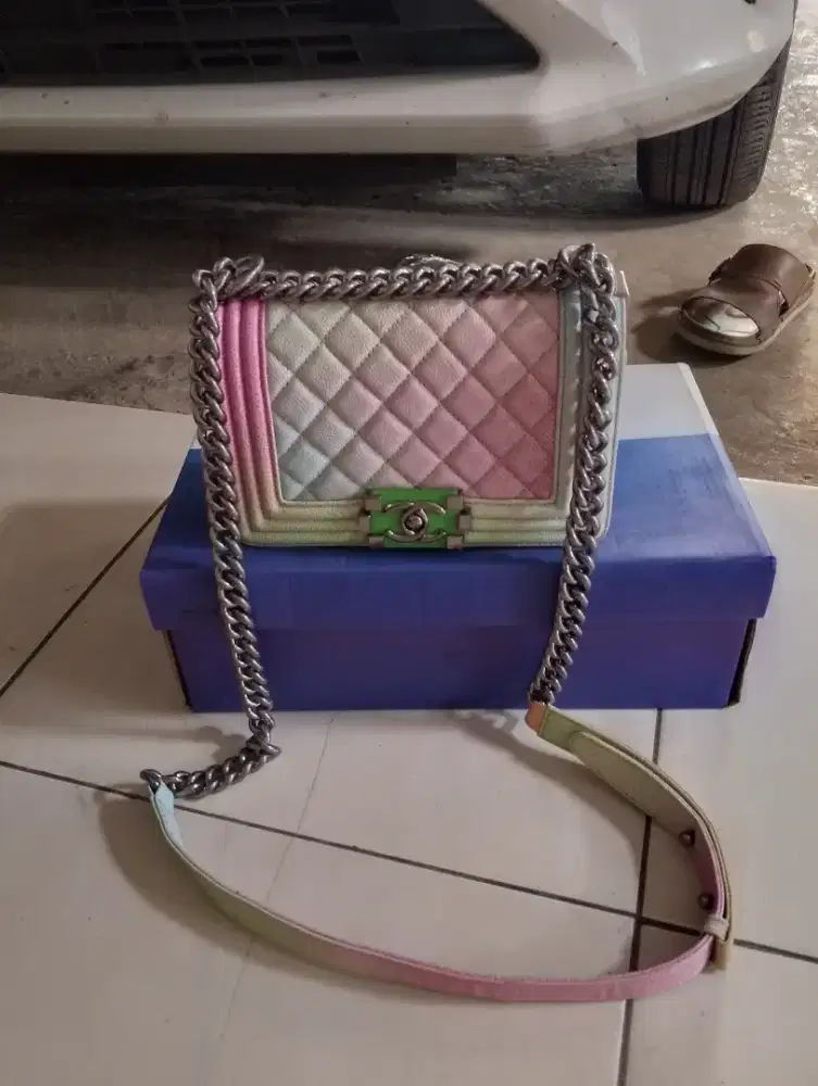Tas selempang wanita chanel boy rainbow