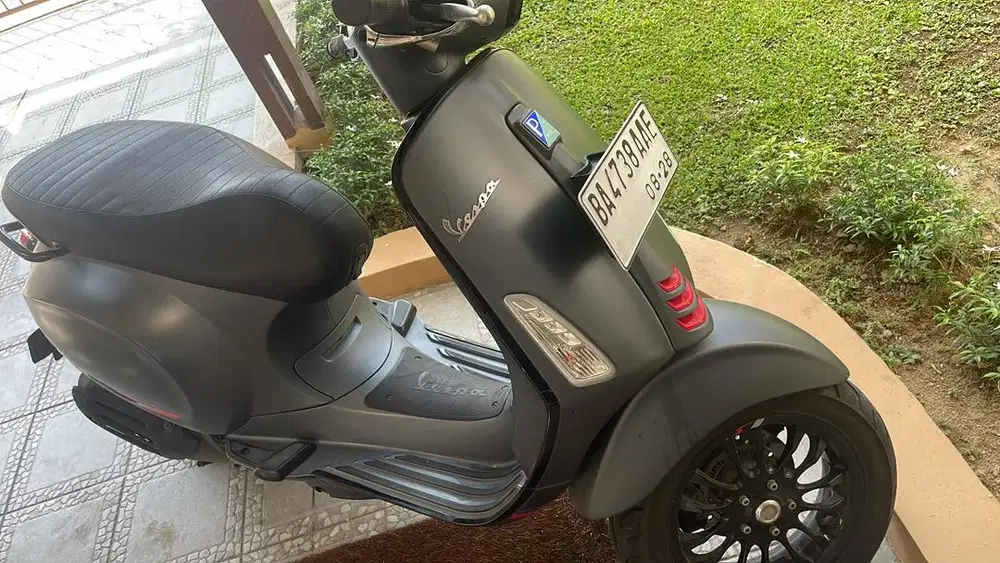 Vespa warna abu