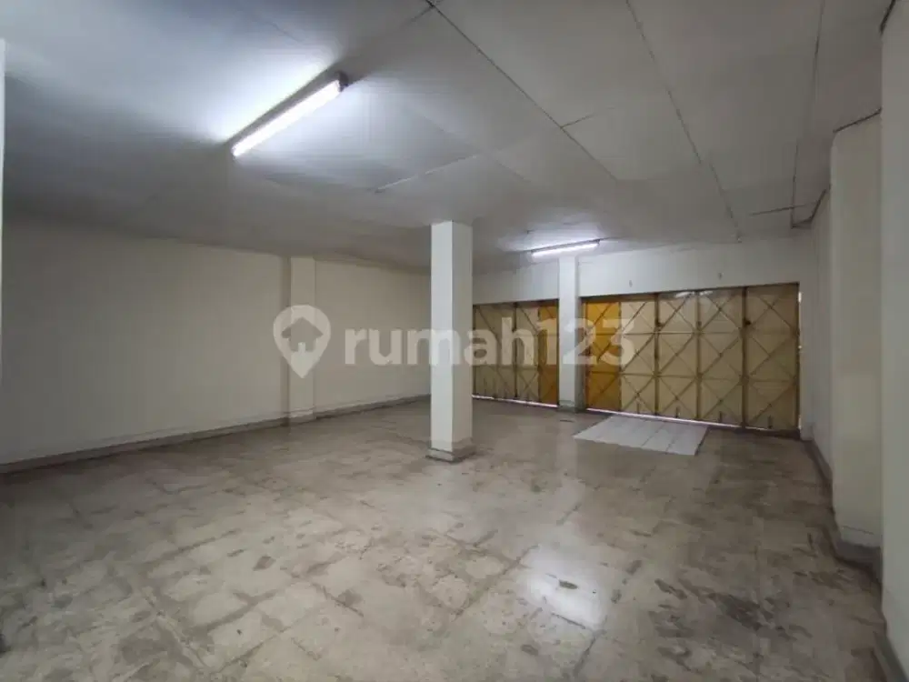 Ruang Usaha Sekaligus Rumah Akses Jalan Besar Slamet Riadi