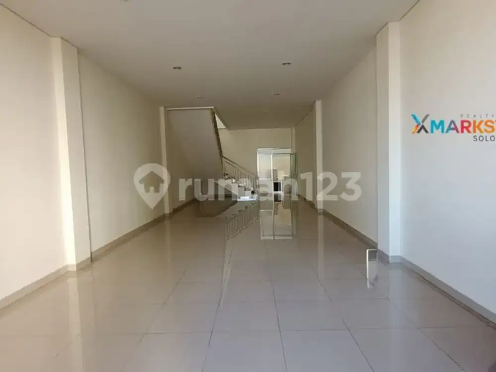 Ruko Bagus Dengan Space Parkir Luas Tengah Kota Daerah Serengan