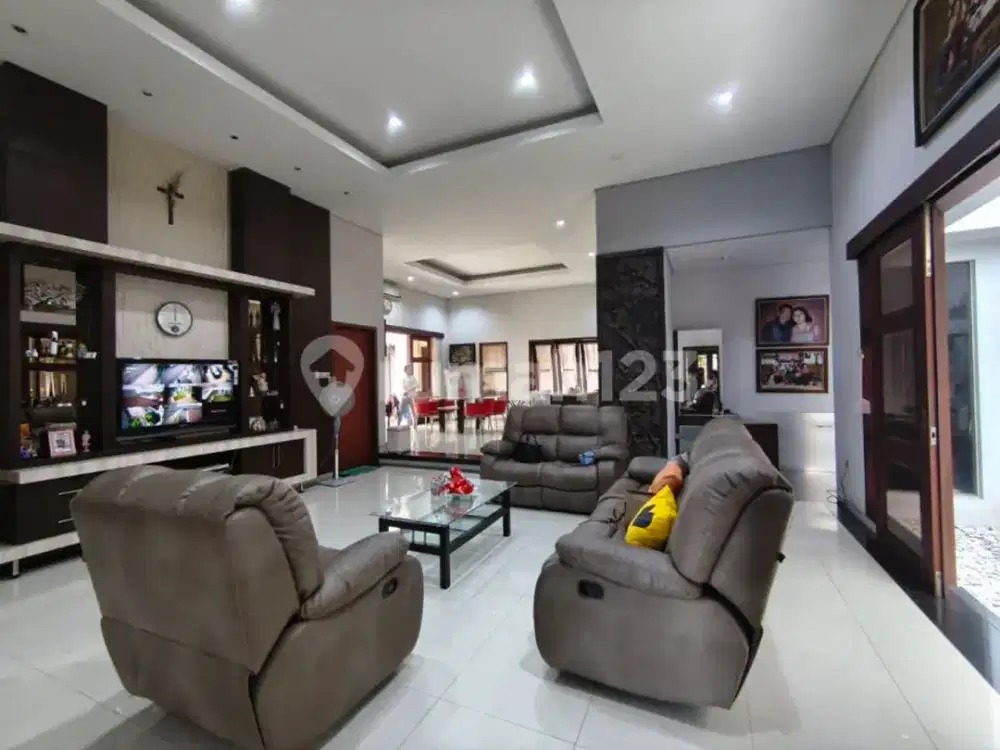 Rumah Bagus Terawat Semi Furnished Solo Baru