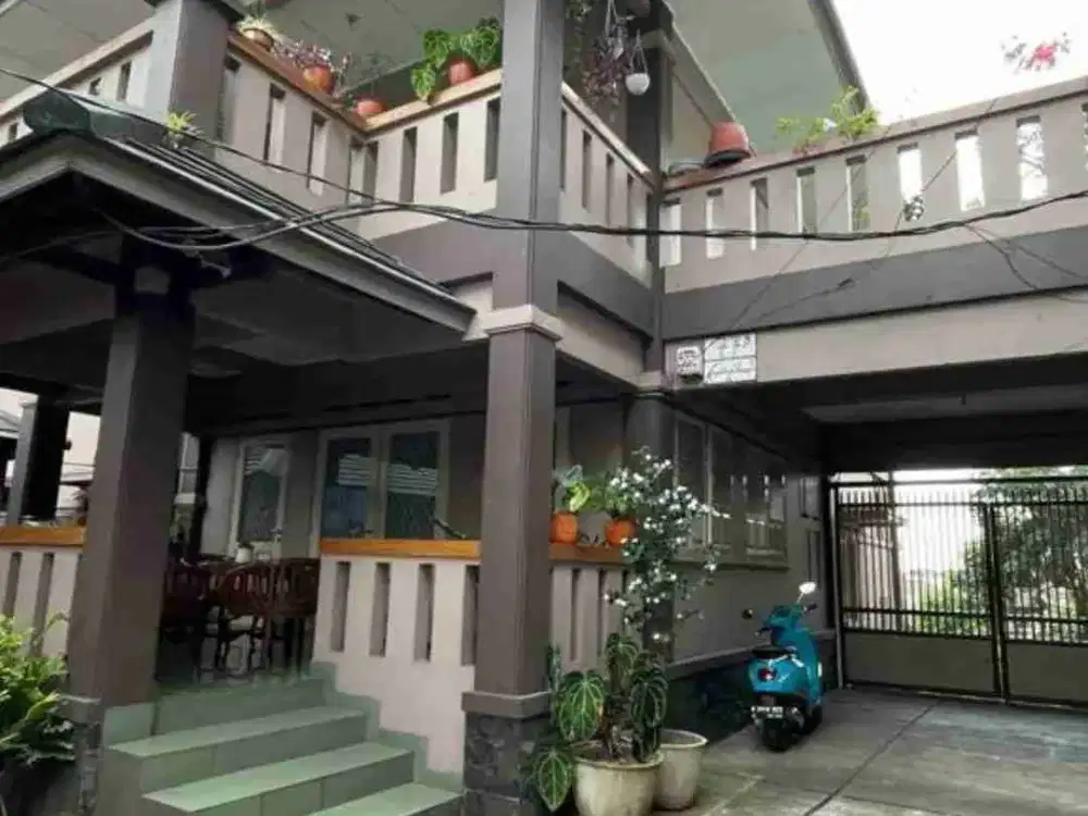 Rumah Classic 3 Lantai Disewa di Cihanjuang Cimahi – 7+2 KT, Taman Luas, Parkir 14 Mobil