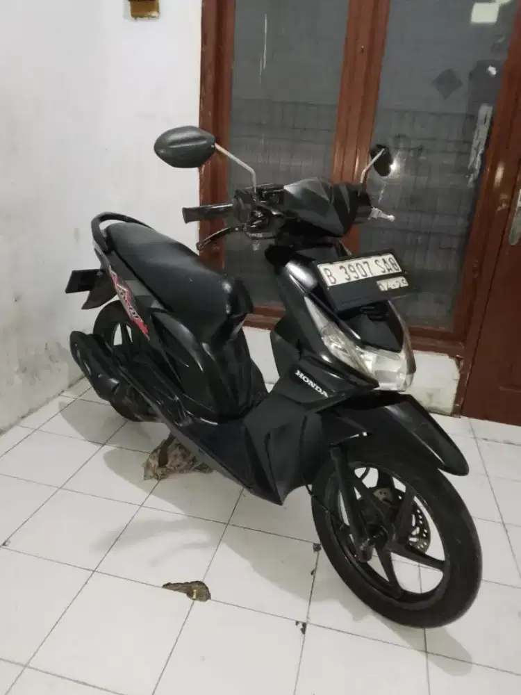 Dijual cepat motor Honda Beat karbu 2011 pajak off 1 x mesin adem