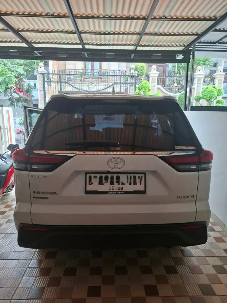 Innova Zenix G Hybrid 2023 - 30,500 KM