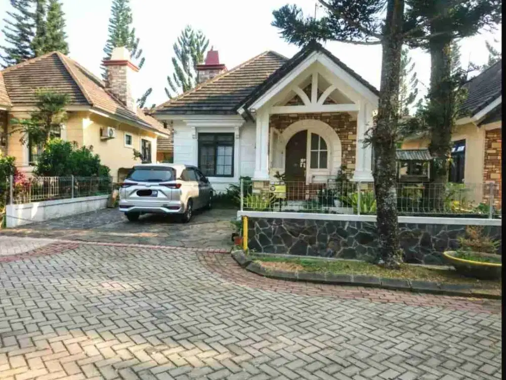DIJUAL VILLA SIAP HUNI DI VILLA KOTA BUNGA PUNCAK, ASRI, FULL FURNISHED, HALAMAN LUAS, LOKASI STRATEGIS