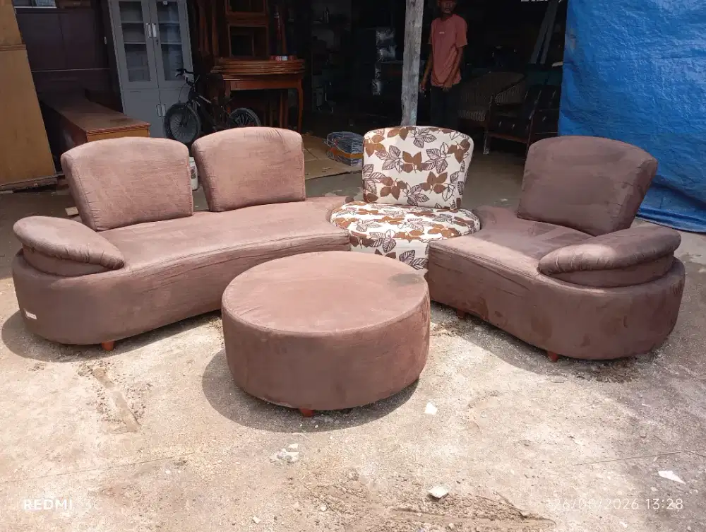 Sofa lengkung minimalis