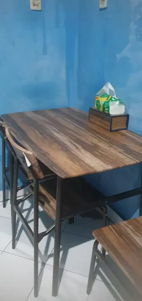 Meja makan coklat ace