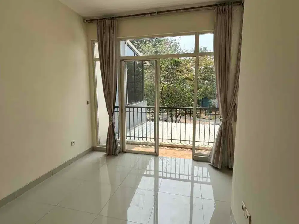 Disewakan Rumah 2 lt 4 x 15 m2 di Golf Lake Cengkareng ada 2+1 kt 2 km semi furniture depan Play ground, dekat club house ada swimming pool, ada ac, kitchen set, gorden siap huni!!
