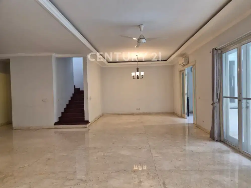 Rumah Siap Huni Dengan Kolam Renang Area Tenang Di Pondok Indah