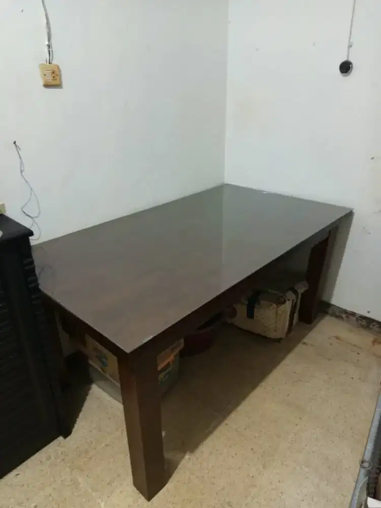 Meja ruang makan kayu