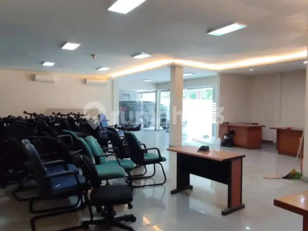 Ruang Usaha Ex Bank Lokasi Srategis Slamet Riadi Solo