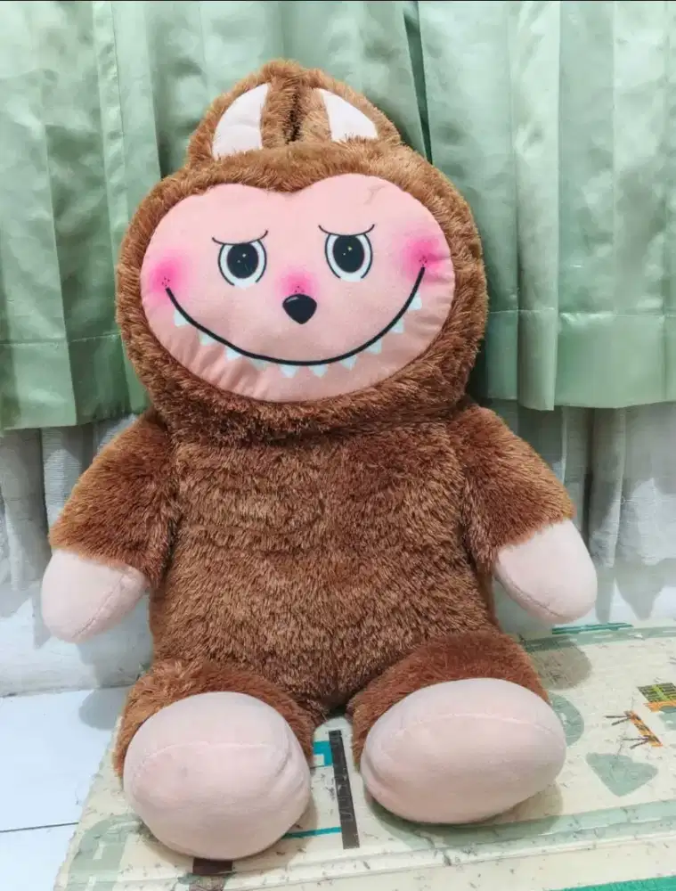 Boneka labubu besar