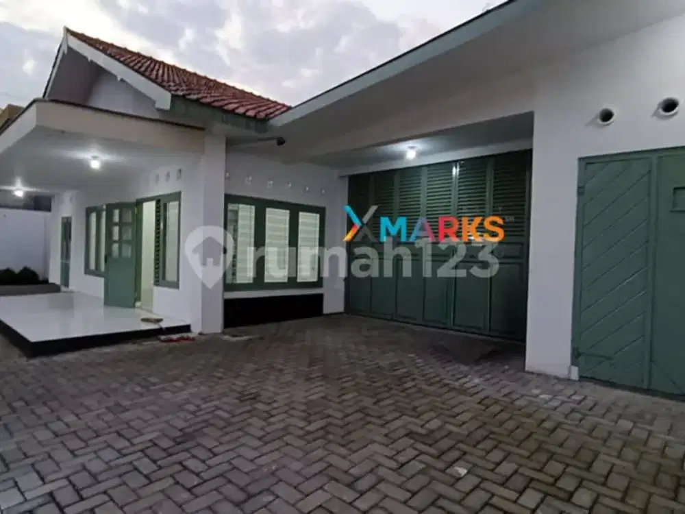 Rumah Vintage Daerah Strategis Cocok Untuk Coffe Shop Sriwedari