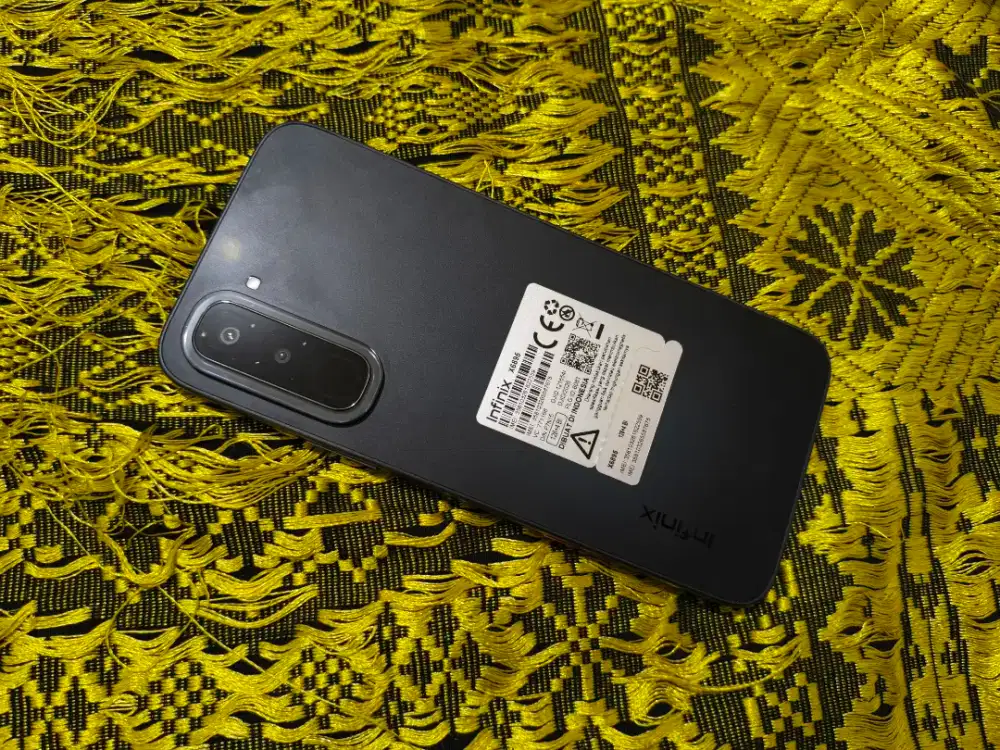 Infinix hot 70 Ram 4+8/128 ( HP dan cas) mulus ori