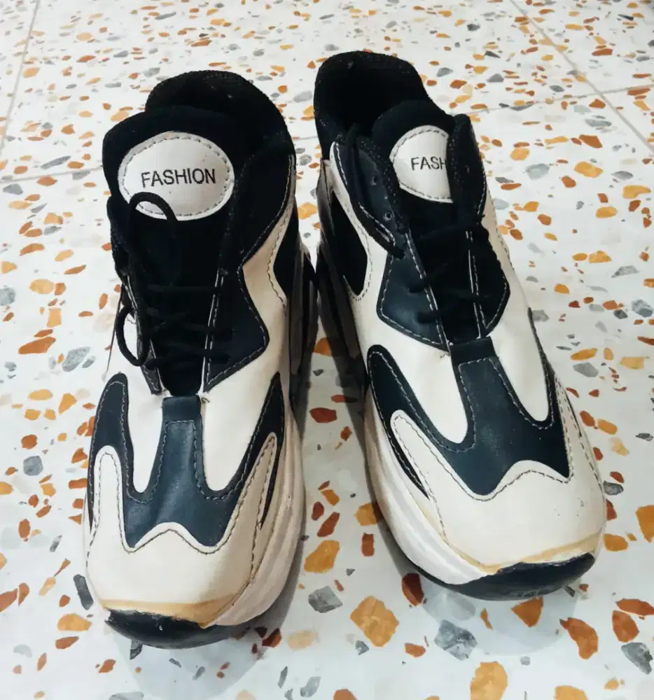 Sepatu wedges wanita hitam putih tali