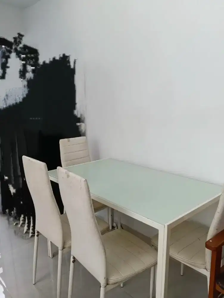 Meja makan minimalis