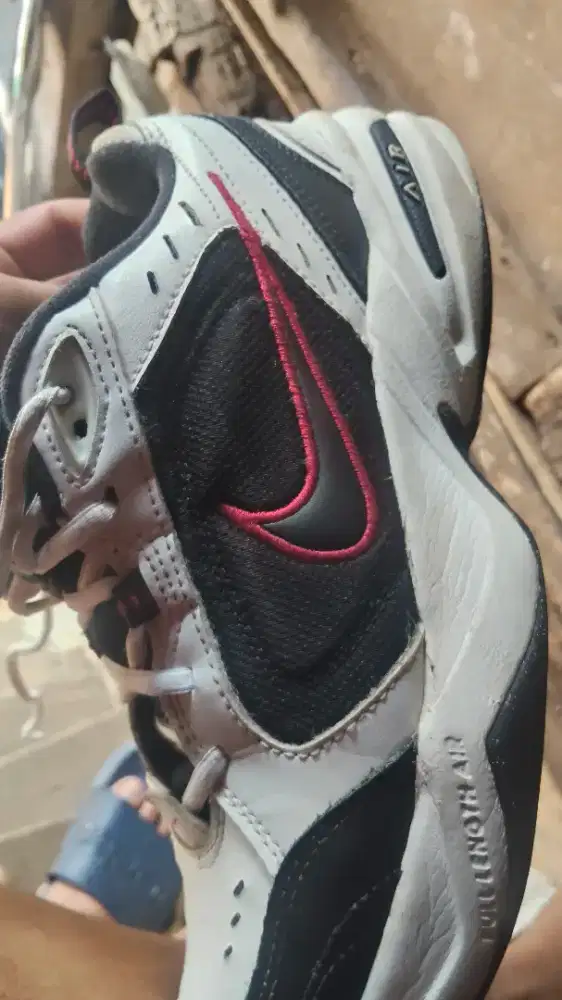 Sepatu air monarch