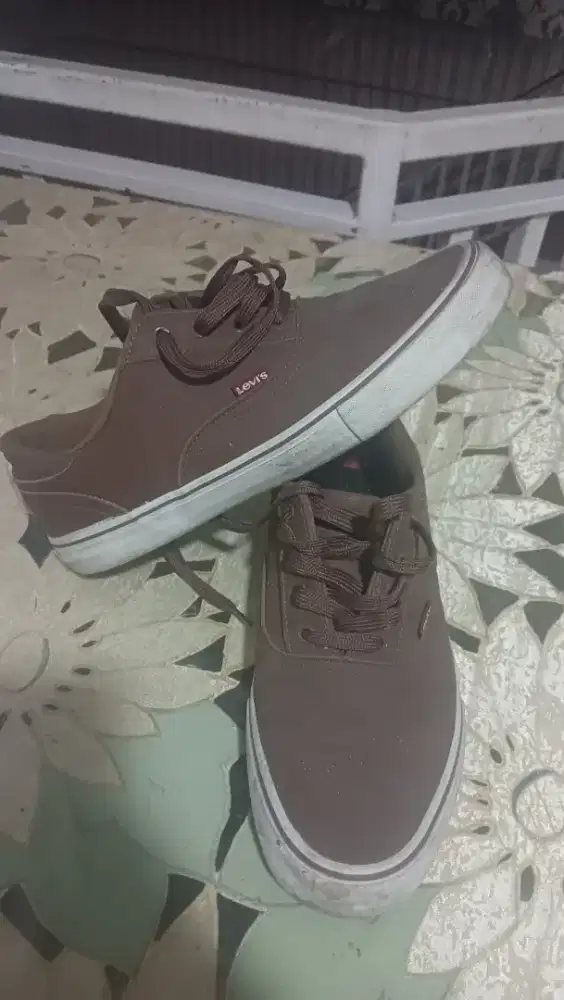 sepatu fashion merk Levi's warna coklat