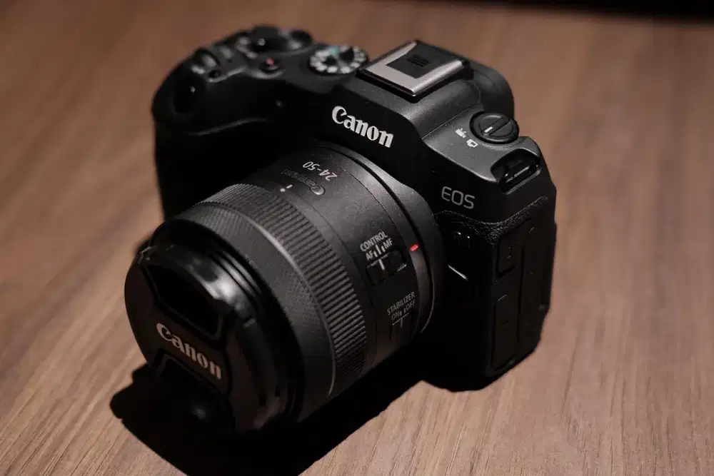 Canon EOS R8 Mirrorless Camera Lensa 24-50mm F4.5-6.3 IS STM