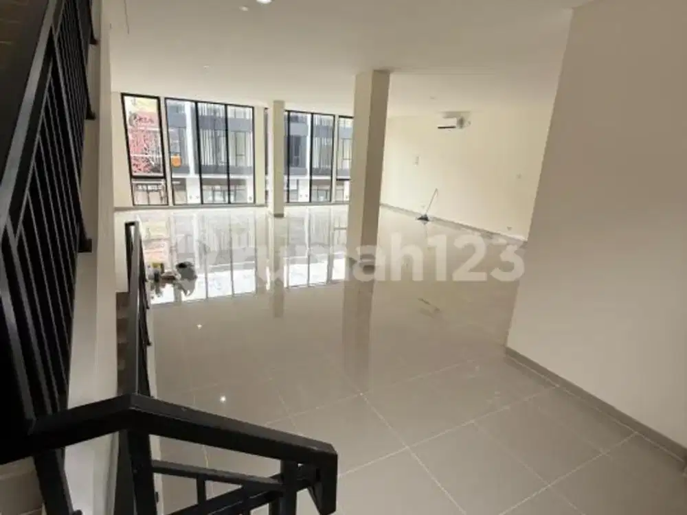 Dijual Hampton Avenue Ruko 3 LT Sudah Dijebol Bagian Tengah