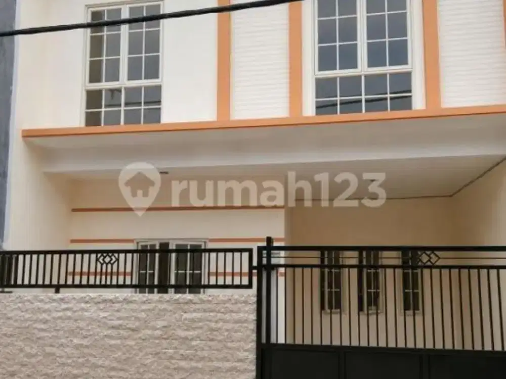 Bebas Banjir, Rumah, 2 Lantai, SHM, Dekat Pusat Perbelanjaan, Siap Huni