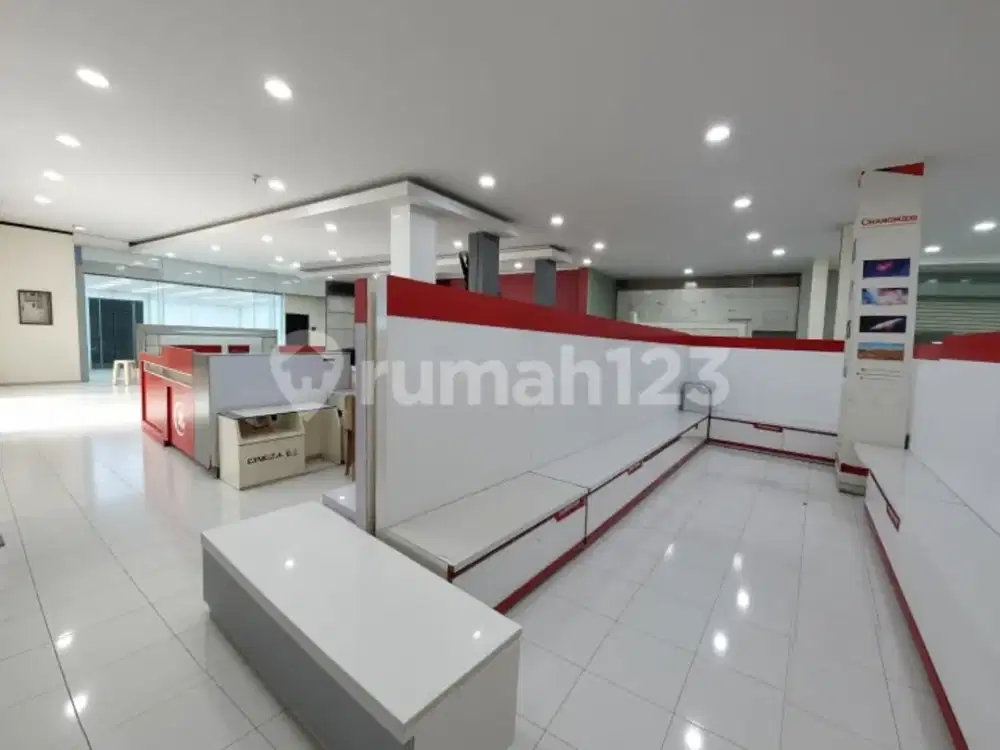Ruang Usaha Pinggir Jalan Raya Daerah Bisnis dan Komersial Serengan