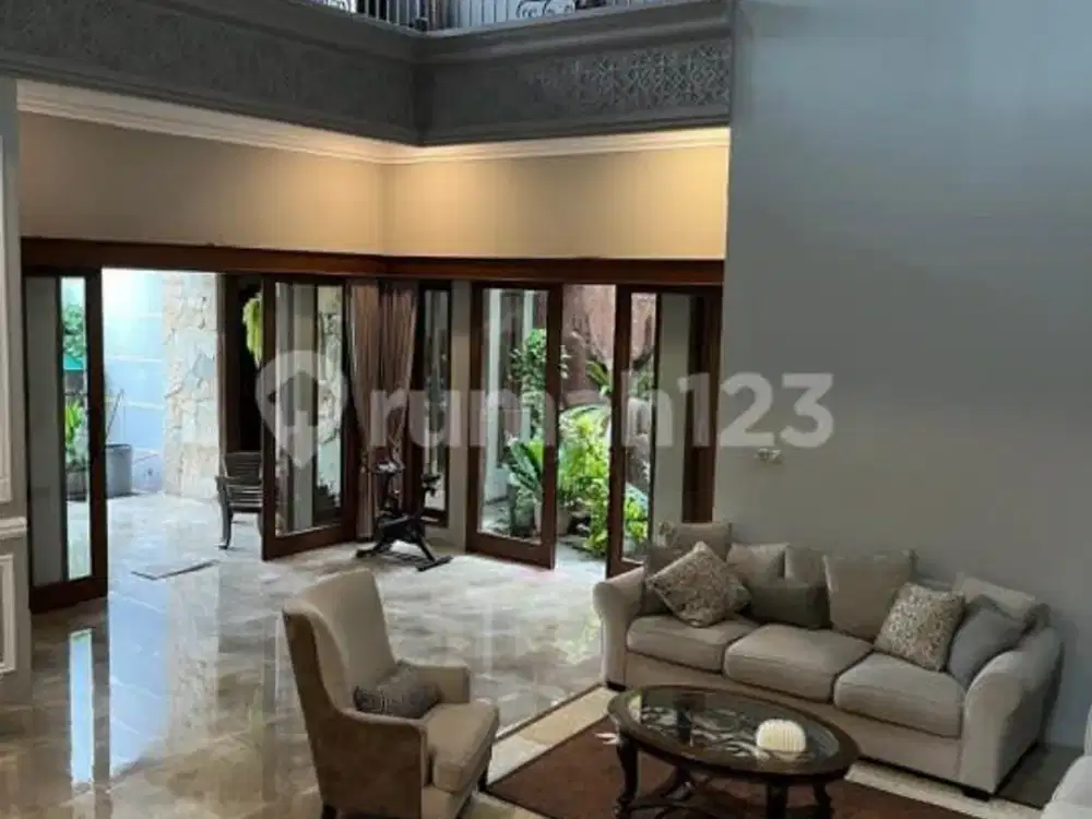 Rumah Mewah Furnished Ada Kolam Ikan Tengah Kota Solo